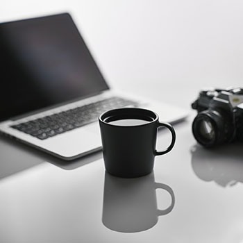 皇马出局急眼了！贝林厄姆抱怨不传球，维尼修斯怒怼：闭嘴