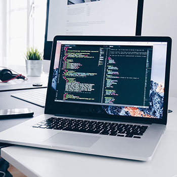 詹姆斯·卡梅隆：电影界的“狂想家”，用镜头编织科幻奇幻的奇幻之旅