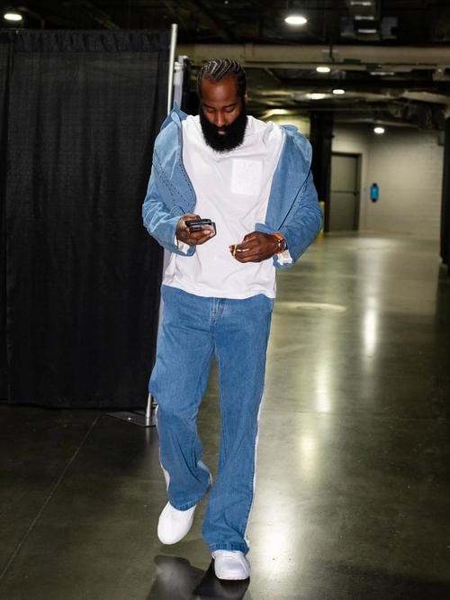 詹姆斯·哈登的胡子是真长的吗？这个问题，估计让不少球迷都好奇不已。咱们今天就聊聊这位NBA球星，看看