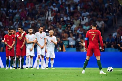 欧洲杯赛场惊现“神龙摆尾”，最远进球让人热血沸腾！