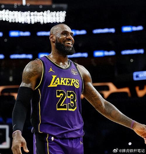 詹姆斯：四冠荣耀，篮球场上的传奇英雄