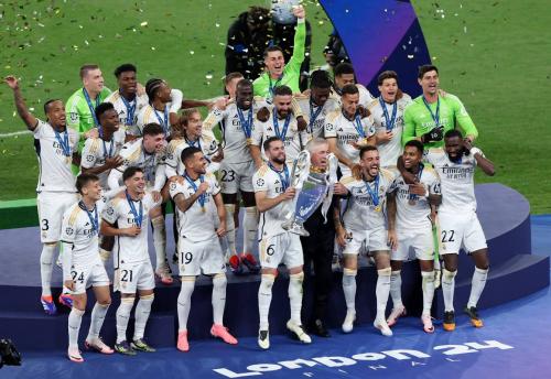 漫长等待！拜仁双杀皇马，也是时隔14年再次在欧冠淘汰皇马