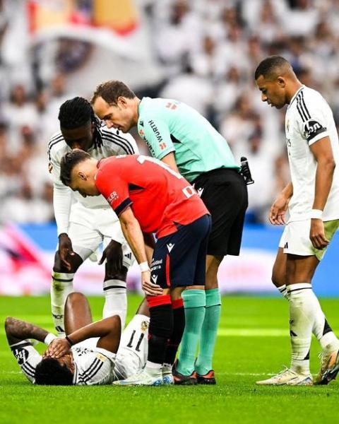 赛前默哀仪式德国球迷喧哗，姆巴佩无奈摇头+流露不满神情