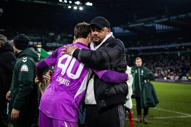 拜仁淘汰皇马后，孔帕尼父亲围着拜仁围巾参加比利时议会活动