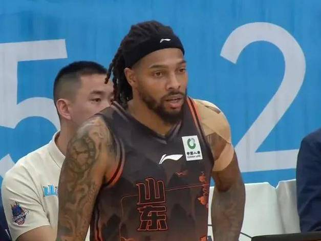 鲁媒：山东男篮外援克里斯已随队前往客场他快要伤愈复出了