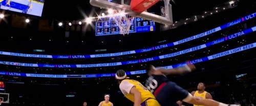 防守能力惨不忍睹！快船先发控卫在场上简直是杀敌一千自损一千二